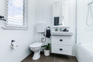 Bathroom in Sundowner Cottage 300x200